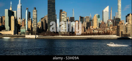 Un bateau passe par le four Freedom Park Conservancy, à l'extrémité sud de l'île Roosevelt, sur la rivière est Banque D'Images