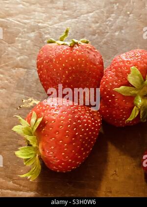 Strawberrys sur un bloc de boucher antique Banque D'Images