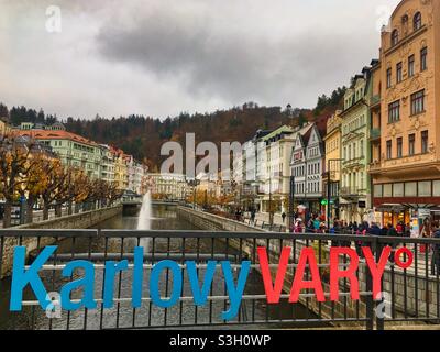 Rivière Tepla et bâtiments historiques dans le centre de Karlovy Vary, République tchèque. Banque D'Images