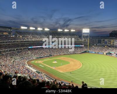 Le jeu de nuit estivale, le passe-temps préféré des Etats-Unis au Capitole de la nation. Stade de baseball national de Washington. Banque D'Images