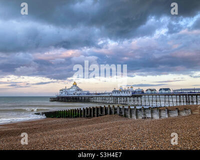 Eastbourne Pier dans East Sussex, dans une soirée d'été nuageuse, peu de temps avant une pluie torrentielle Banque D'Images