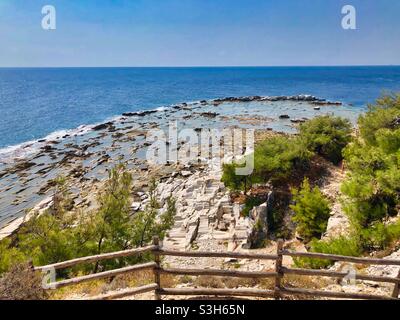 Ancienne carrière de marbre avec vue sur les pins verts à Aliki, île de Thassos, Grèce. Banque D'Images