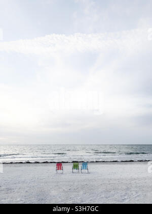 Trois chaises de plage sur la plage Banque D'Images