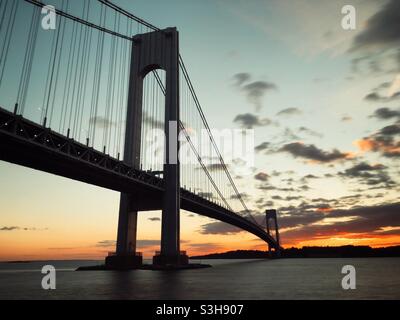 Pont Verrazzano-Narrows vu de Brooklyn, New York au crépuscule. Staten Island peut être vu au loin. Banque D'Images