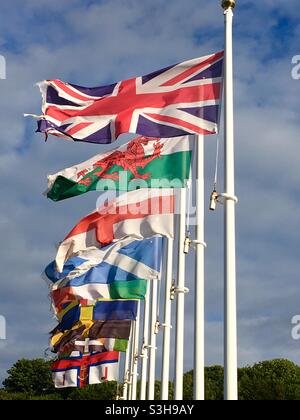 Drapeaux à pôles avec les drapeaux des pays des îles britanniques. Grande-Bretagne. Union Jack, St. George’s, dragon gallois, Écosse, Irlande, pays de galles, Angleterre, RNLI Banque D'Images