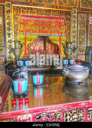 Incense brûle sur un autel au Leong San Tong Khoo Kongsi à George Town, Penang, Malaisie Banque D'Images