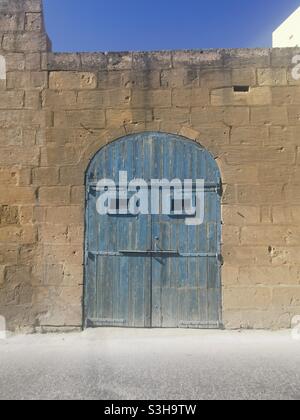 Porte double de garage en bois bleu à Gozo, Malte Banque D'Images