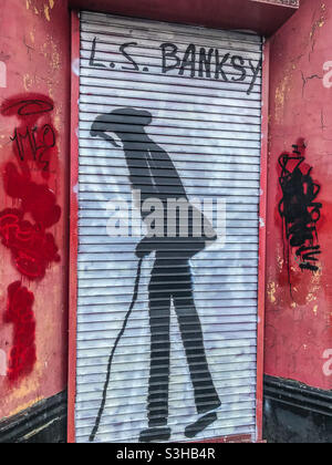 Art de rue L. S. Lowry sur une porte de magasin Banque D'Images