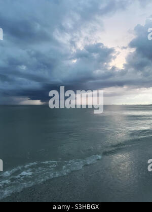Tempête de nuages au-dessus du golfe du Mexique au coucher du soleil Banque D'Images