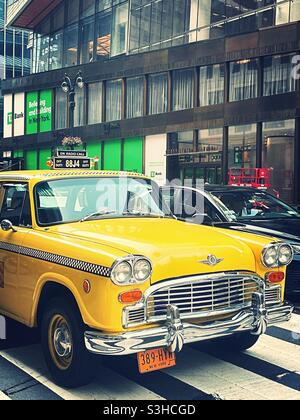 Un taxi jaune de vérificateur d'époque garée sur la New York City Street, 2021, USA Banque D'Images