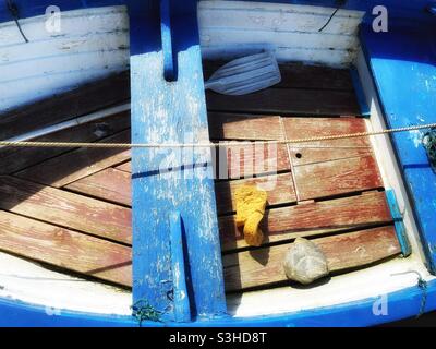 Petit bateau à rames amarré dans un port de Cornouailles, août. Banque D'Images