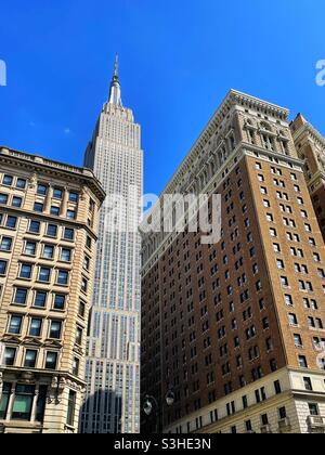 L'Empire State Building et Herald Towers sont situés sur la 34e rue à Midtown Manhattan, New York, États-Unis Banque D'Images