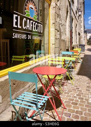 Tables et chaises multicolores à l'extérieur du café El Cafecito, rue du Grand marché, Tours, Indre-et-Loire (37), France. Banque D'Images