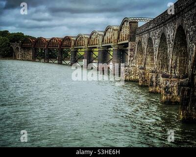 Très vieux Plymouth à Gunnislake ligne de train pont au-dessus de la rivière Tavy. Prise de bois de Warleigh/côté Plymouth de la rivière. Banque D'Images