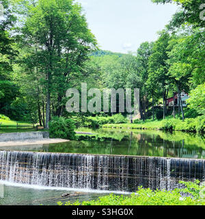 Barrage Green River Timber Crib, Guilford, comté de Windham, Vermont, États-Unis Banque D'Images