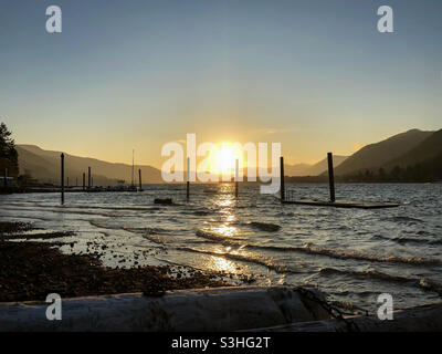 Lac Cowichan au coucher du soleil Banque D'Images