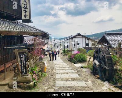 Pittoresque ville japonaise traditionnelle Magome dans la vallée de Kiso sur le sentier de Nakasendo. Banque D'Images