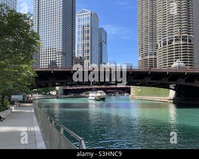 Bateau d'excursion à l'approche du pont Wabash Avenue sur la rivière Chicago. Banque D'Images