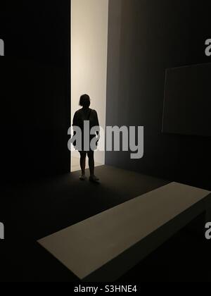 Visiteur du musée. Femme entrant dans une salle de projection au Walker Art Museum, musée d'art moderne de Minneapolis, Minnesota, États-Unis. Banque D'Images