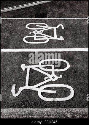 Logos de bicyclettes indiquant une voie à deux sens. Cyclisme - grand exercice, bon pour votre santé et votre bonheur ainsi que pour l'environnement! Photo ©️ COLIN HOSKINS. Banque D'Images