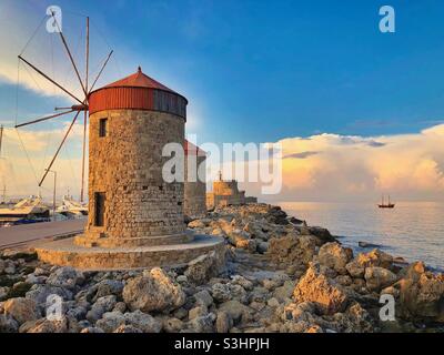 Célèbres moulins à vent dans le port de Mandraki sur l'île de Rhodes, Grèce. Banque D'Images