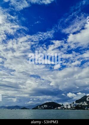 Vue sur l'île de HK depuis l'île de Lamma à Hong Kong. Banque D'Images