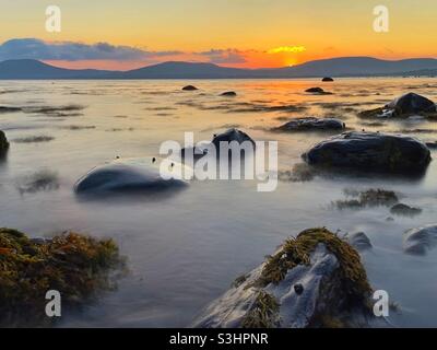 Coucher de soleil sur BallinSkellig Bay, Kerry, Irlande, août. Banque D'Images