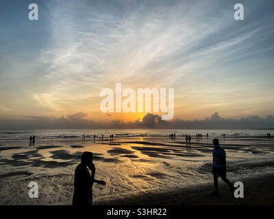 Les citoyens font une promenade le soir sur la plage de Juhu après que les gouvernements se soient mis en confinement à Mumbai, en Inde. Banque D'Images