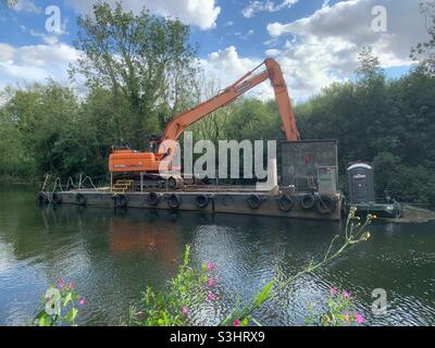 Entretien de la rivière sur les Norfolk Broads Banque D'Images