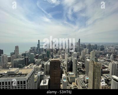 Une vue depuis le 94e étage de 875 North Michigan Avenue avec une formation de nuages intéressante et le lac Michigan vers la gauche Banque D'Images