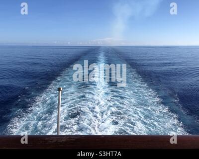 Vue depuis le balcon arrière du bateau de croisière. Banque D'Images