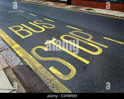 ARRÊT DE BUS. Marquages d'information jaunes sur une route en Angleterre, au Royaume-Uni. Photo ©️ COLIN HOSKINS. Banque D'Images