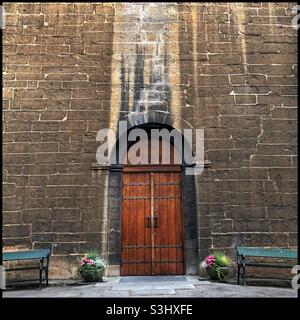 Gamle Aker Kirke. Entrée et façade du plus ancien bâtiment d'Oslo, Norvège, une église calcaire construite vers 1130-1180. Banque D'Images