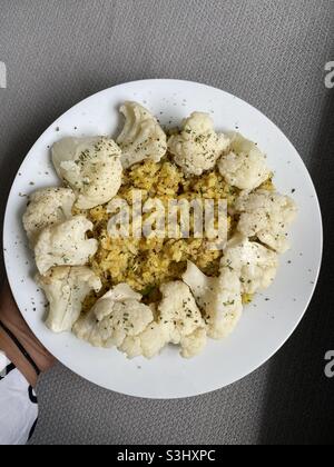 Chou-fleur avec riz au curcuma Banque D'Images