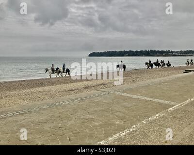 École d’équitation sur la plage St Helen, sur l’île de Wight Banque D'Images