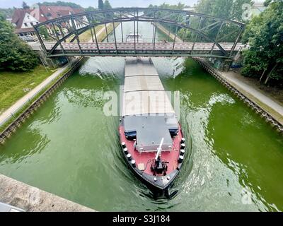 Cargo sur le canal Banque D'Images