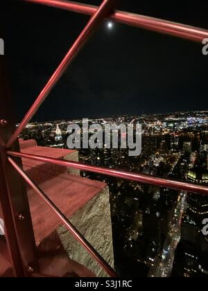 New York de nuit montrant le bâtiment Chrysler. Prise de l'Empire State Building en décembre 2019 Banque D'Images