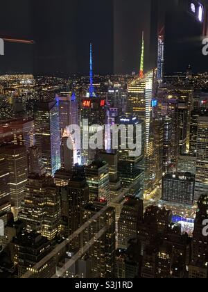 New York de nuit, prise de l'Empire State Building montrant l'édifice H&M en décembre 2019 Banque D'Images