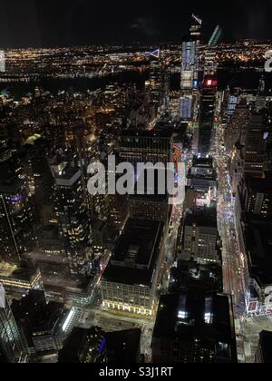 New York de nuit, prise de l'Empire State Building montrant Macy's et Madison Square Garden vers Hudson River. Prise décembre 2019 Banque D'Images