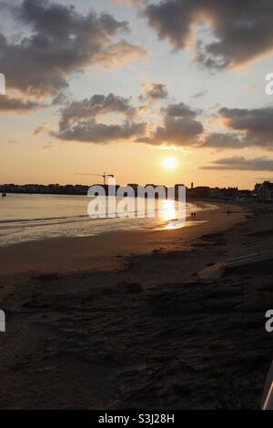 Coucher de soleil sur la plage de Quiberon en Bretagne, France le 2021 août et réflexions sur la mer Banque D'Images