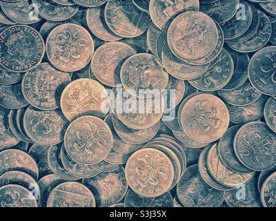 Couleurs intéressantes dans un tas de pièces de 2 pence britanniques. Une image en hauteur qui rappelle une salle de jeux où se jouent les machines à sous. Crédit photo - ©️ COLIN HOSKINS. Banque D'Images