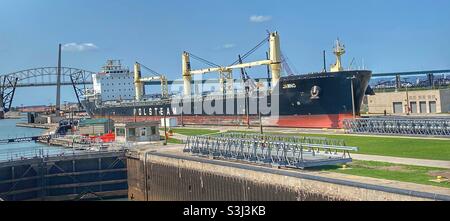 Grand cargo dans les écluses de Soo, Sault Sainte-Marie, avant l'abaissement de l'eau. Banque D'Images