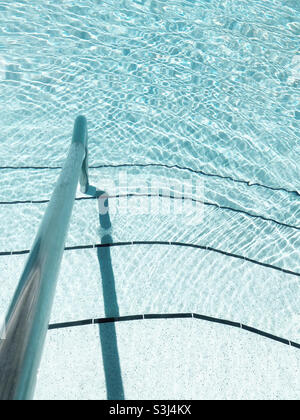 Marches d'entrée de la piscine Banque D'Images