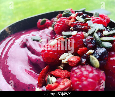 Bol à smoothie avec fruits et graines Banque D'Images