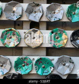 Août 2021, Detail, The Daily Paper, un détaillant de vêtements basé à Amsterdam au 18 Delaney Street, Manhattan, New York, New York, Etats-Unis. La façade est décorée de boîtes de thé glacé en Arizona recyclées. Banque D'Images