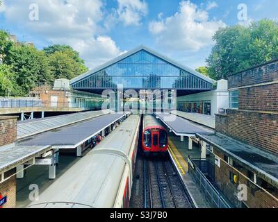 Station de métro Earls court London avec deux trains sur les quais. Banque D'Images