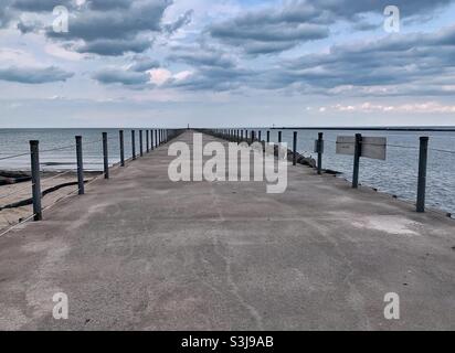 Jetée du lac Ontario, Rochester, New York. La passerelle mène au feu de navigation éloigné au bout de la jetée. Banque D'Images