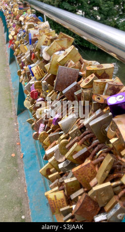 Écluses d'amour sur le pont Bakewell dans le Derbyshire - les écluses gravées de messages et ses initiales ont commencé à apparaître sur le pont en 2012 Banque D'Images