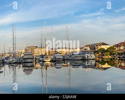 Bateaux et réflexions. Un beau matin encore à Sovereign Harbour à Eastbourne un matin de septembre. Banque D'Images