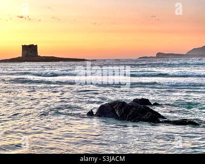 Vue sur Torre della Pelosa depuis la plage de la Pelosa au coucher du soleil, Stintino, Sardaigne, Italie Banque D'Images